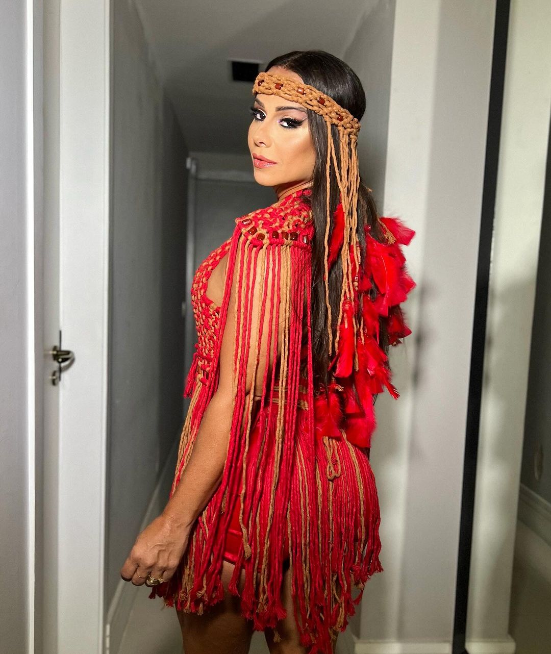 Viviane-Araujo-rainha-de-bateria-2024-do-salgueiro-em-macrame-vermelho