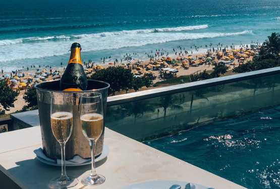 Taças de champagne a beira mar na Barra da Tijuca