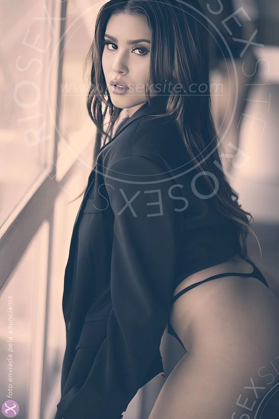Lena posa para camera em pose sensual ensaio fotografico para acompanhantes de luxo