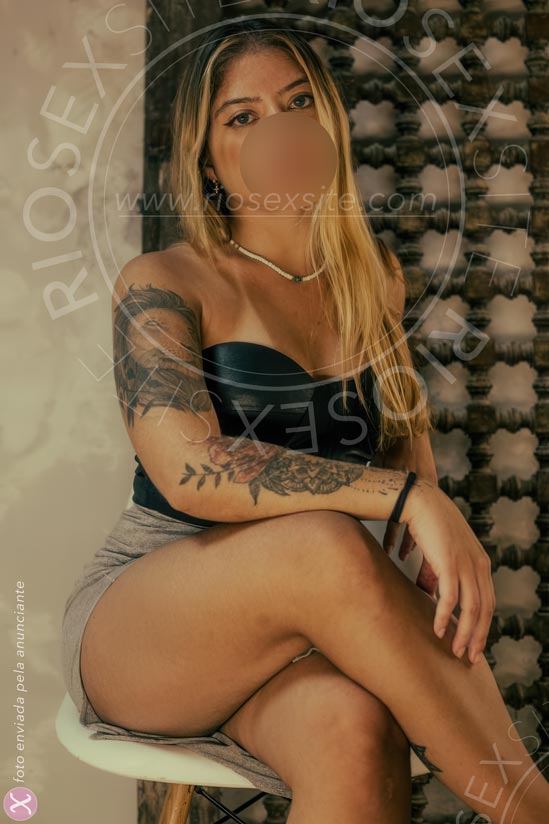 Acompanhante massoterapeuta loira de olhos azuis posa em foto sensual para site de acompanhantes do RJ