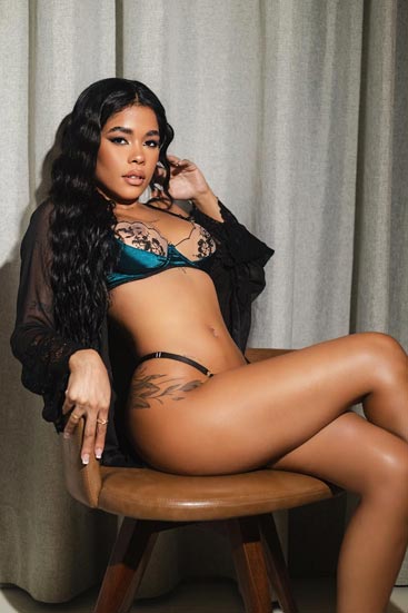 Indigenous female escort in Copacabana