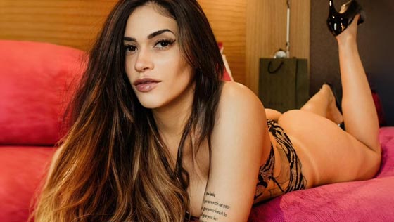Acompanhante morena com silicone