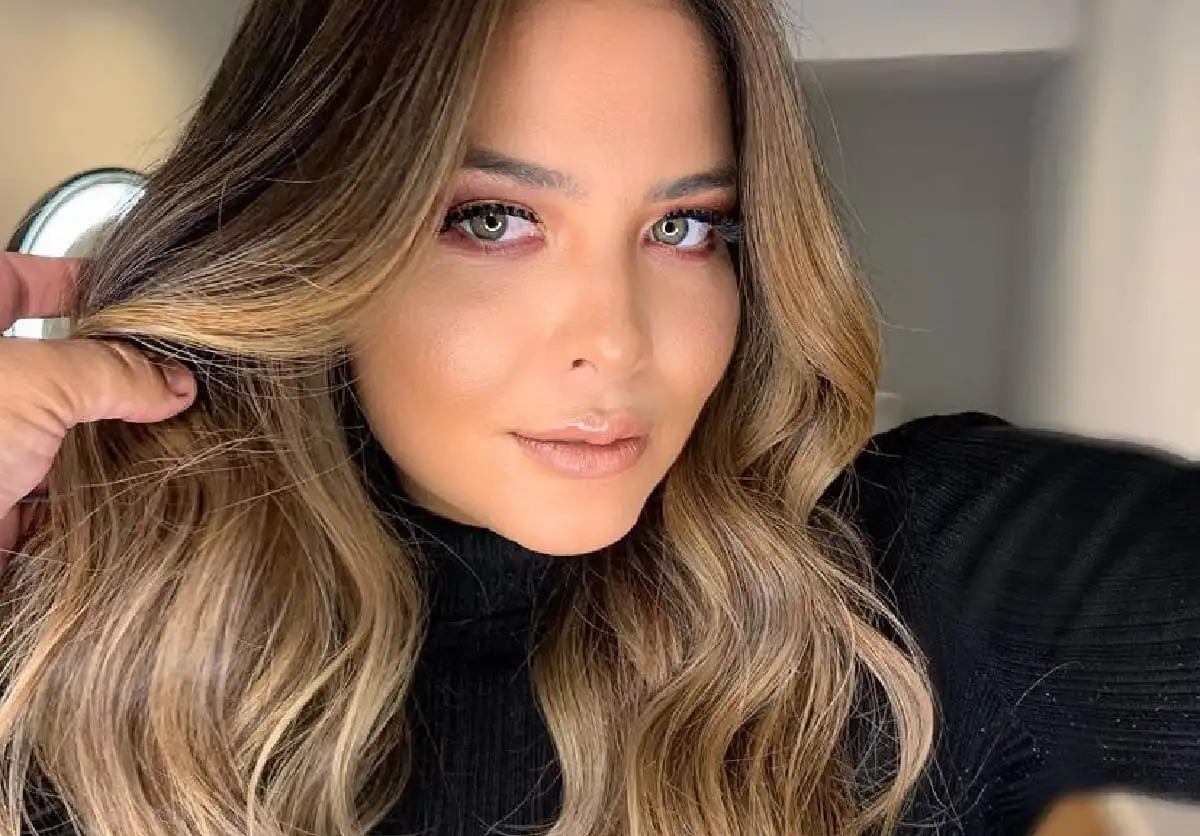 Geisy Arruda em selfie, de suéter preto de gola alta e cabelo solto