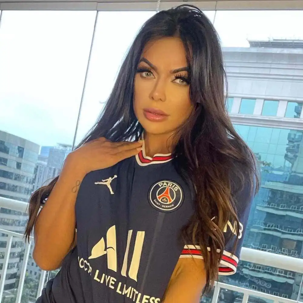 Suzy Cortez com a camisa do Paris Saint-Germain, em uma varanda
